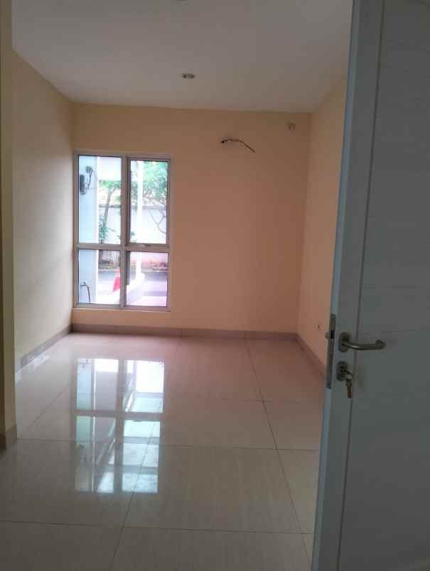 rumah kondisi bagus di premier pavilion jakarta barat