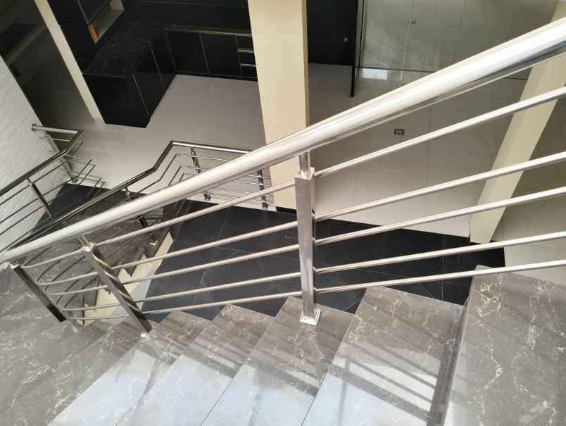 rumah kondisi bagus di premier pavilion jakarta barat