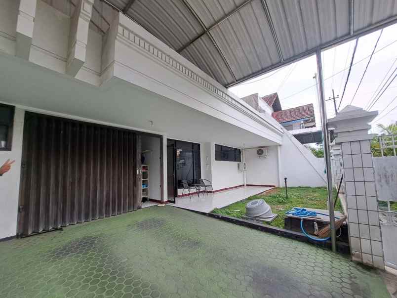 rumah lama terawat dekat sekolah nsa unair kampus b