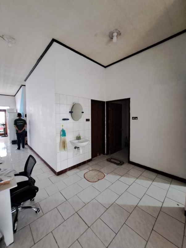 rumah lama terawat dekat sekolah nsa unair kampus b