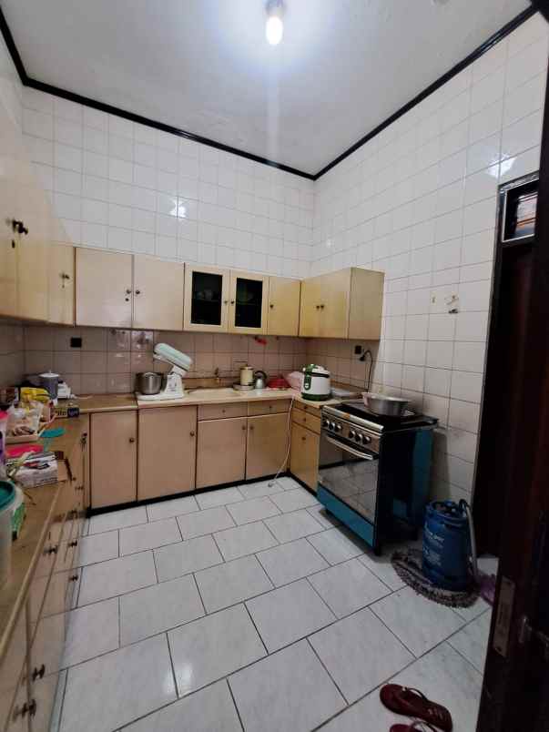 rumah lama terawat dekat sekolah nsa unair kampus b