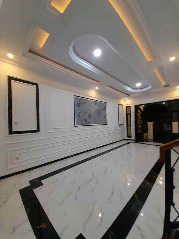rumah mewah 3 lantai dalam komplek banyak fasilitas