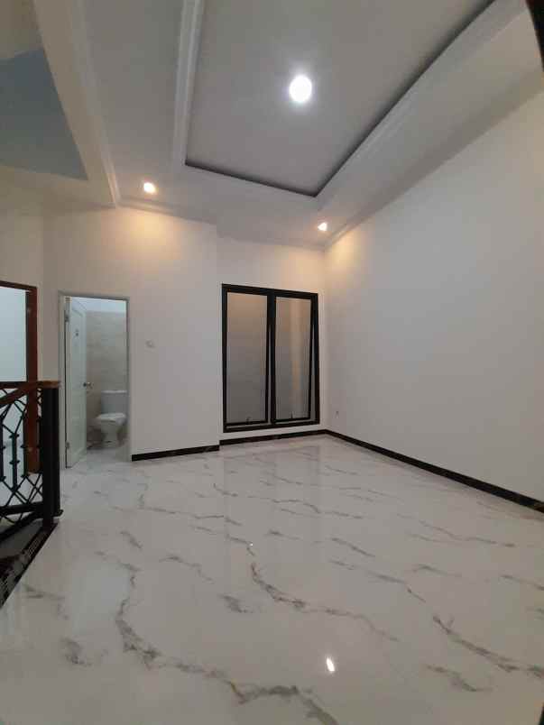rumah mewah 3 lantai dalam komplek banyak fasilitas