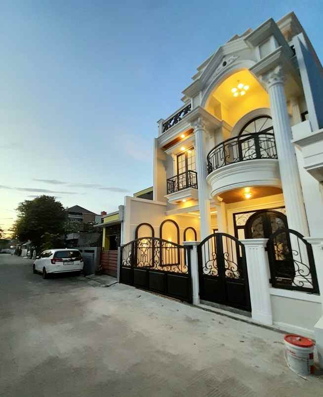 rumah mewah 3 lantai dalam komplek banyak fasilitas