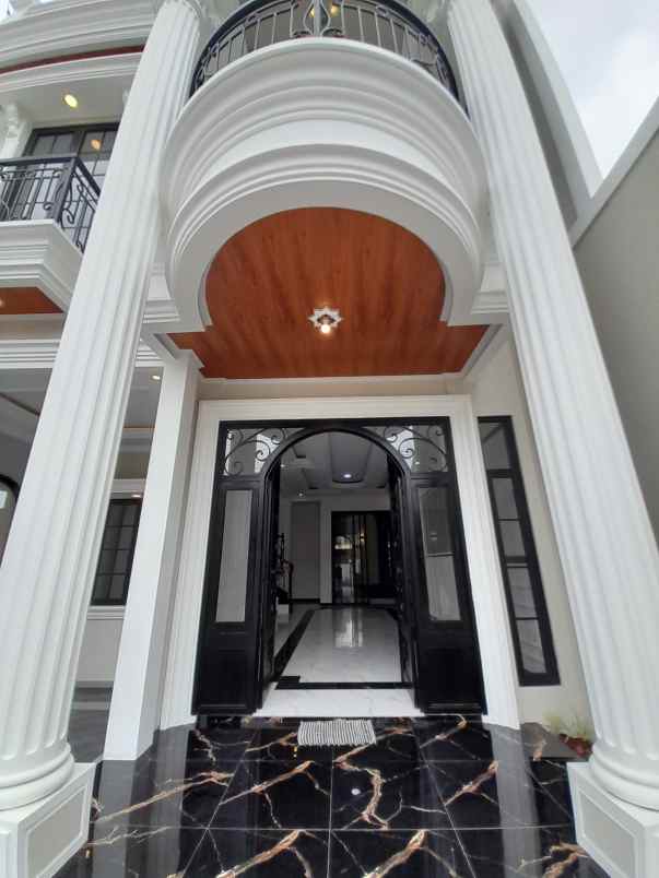 rumah mewah 3 lantai dalam komplek banyak fasilitas