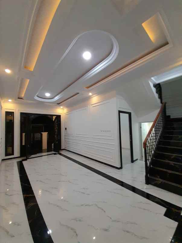 rumah mewah 3 lantai dalam komplek banyak fasilitas