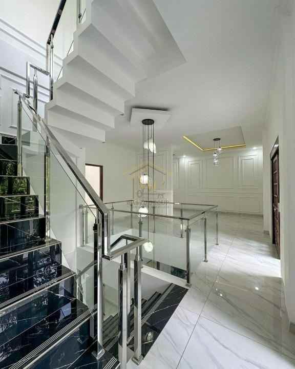 rumah mewah 3 lantai di maguwoharjo sleman