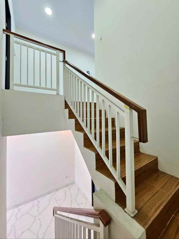 rumah minimalis 2 lantai murah siap huni