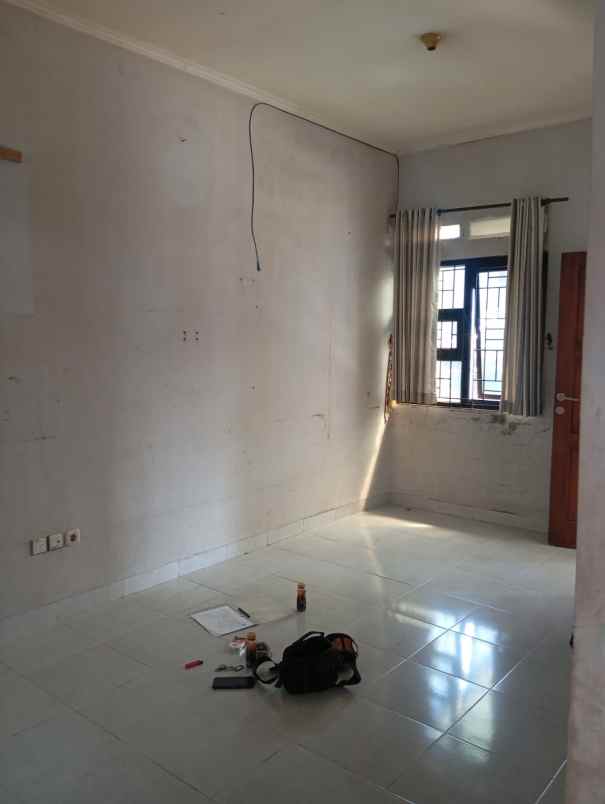 rumah minimalis komplek sariwangi lingkungan nyaman