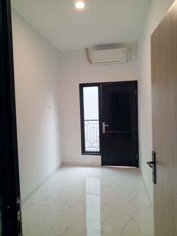 rumah rooftop jagakarsa akses 2 mobil shm kpr bsi