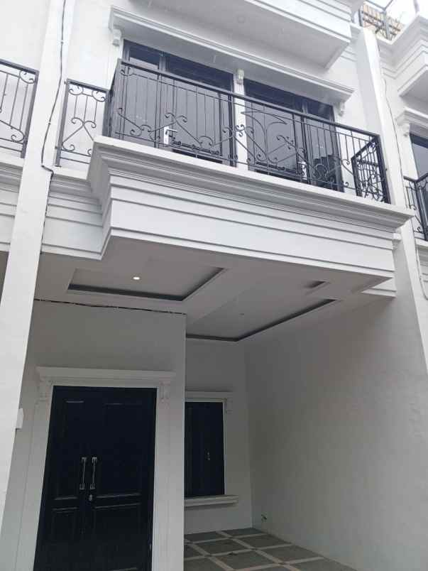 rumah rooftop jagakarsa akses 2 mobil shm kpr bsi