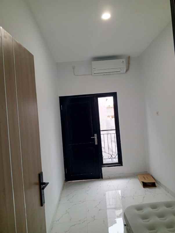 rumah rooftop jagakarsa akses 2 mobil shm kpr bsi