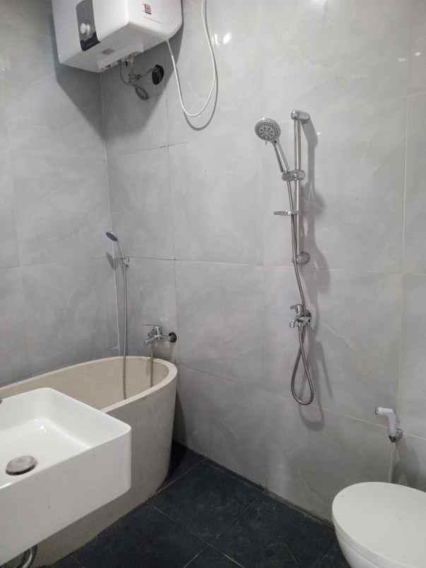 rumah rooftop jagakarsa akses 2 mobil shm kpr bsi