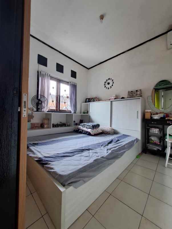 rumah second strategis di limo depok