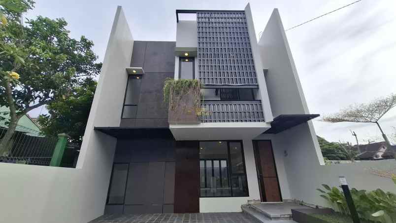 rumah siap huni 2 lantai di utara condongcatur sleman