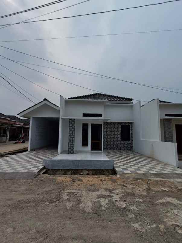 Rumah Siap Huni Pinggir Jalan Dekat Stasiun
