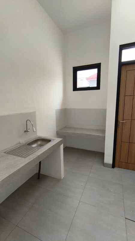 rumah tenggilis strategis carport depan