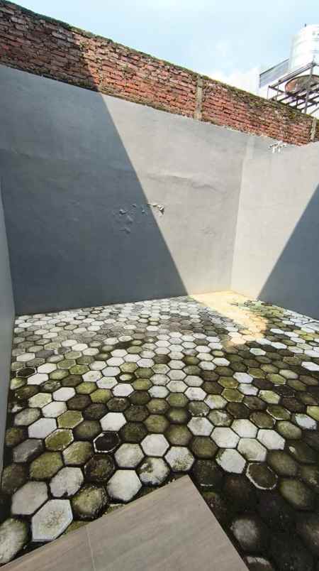 rumah tenggilis strategis carport depan