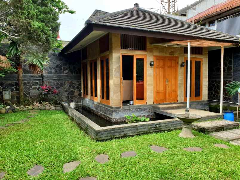 rumah terawat di jalan utama arcamanik endah