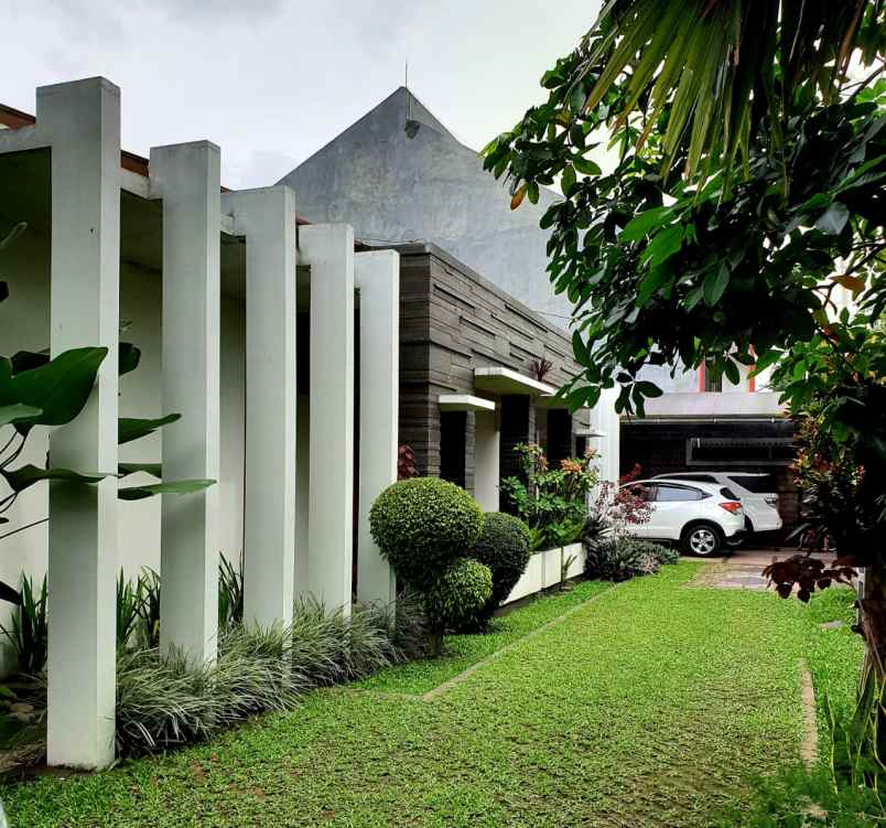 rumah terawat di jalan utama arcamanik endah