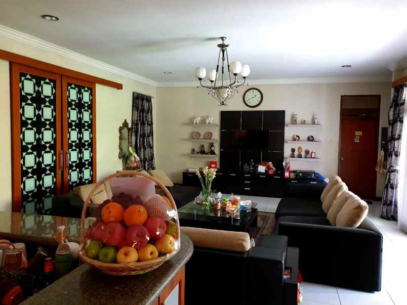 rumah terawat di jalan utama arcamanik endah