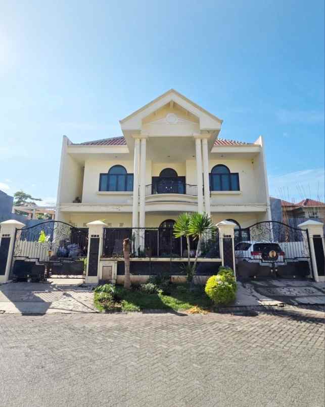 rumah villa royal pakuwon city strategis siap huni
