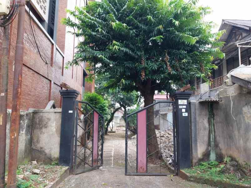 cuma 40 meter dari kampus ui depok