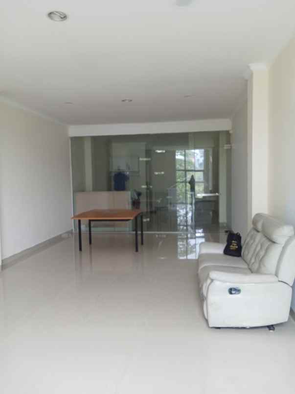 dijual ruko 3 lantai di kawasan depok cinere