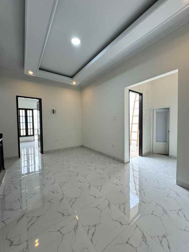 dijual rumah 2 lantai 700 an juta di mampang depok