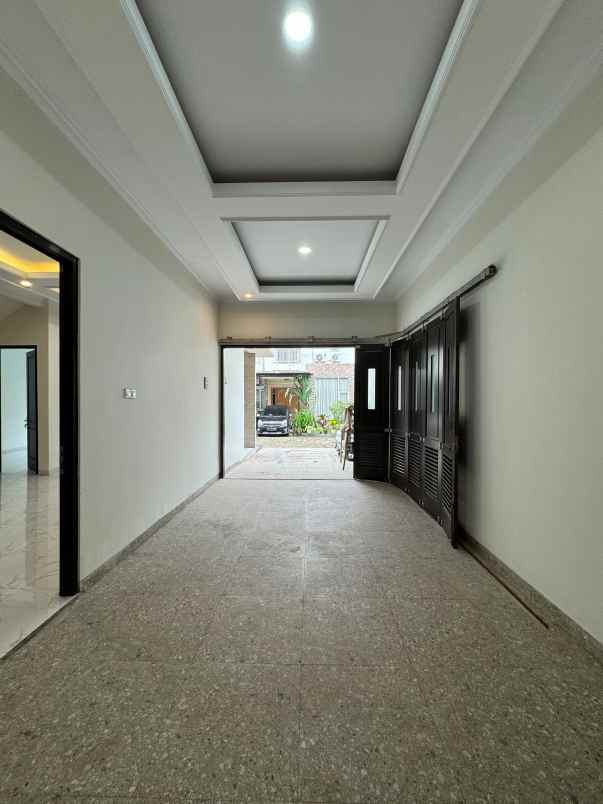 dijual rumah 2 lantai 700 an juta di mampang depok