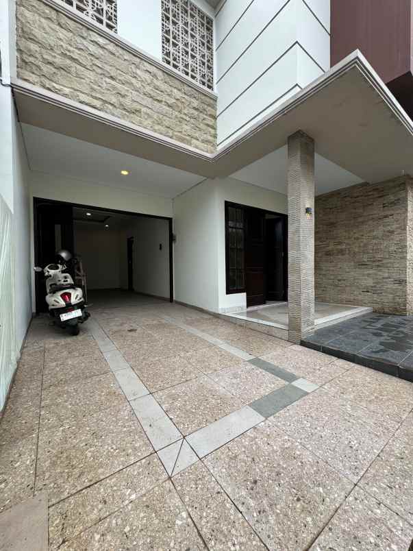 dijual rumah 2 lantai 700 an juta di mampang depok