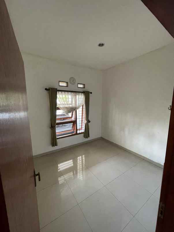 dijual rumah area taman cibaduyut