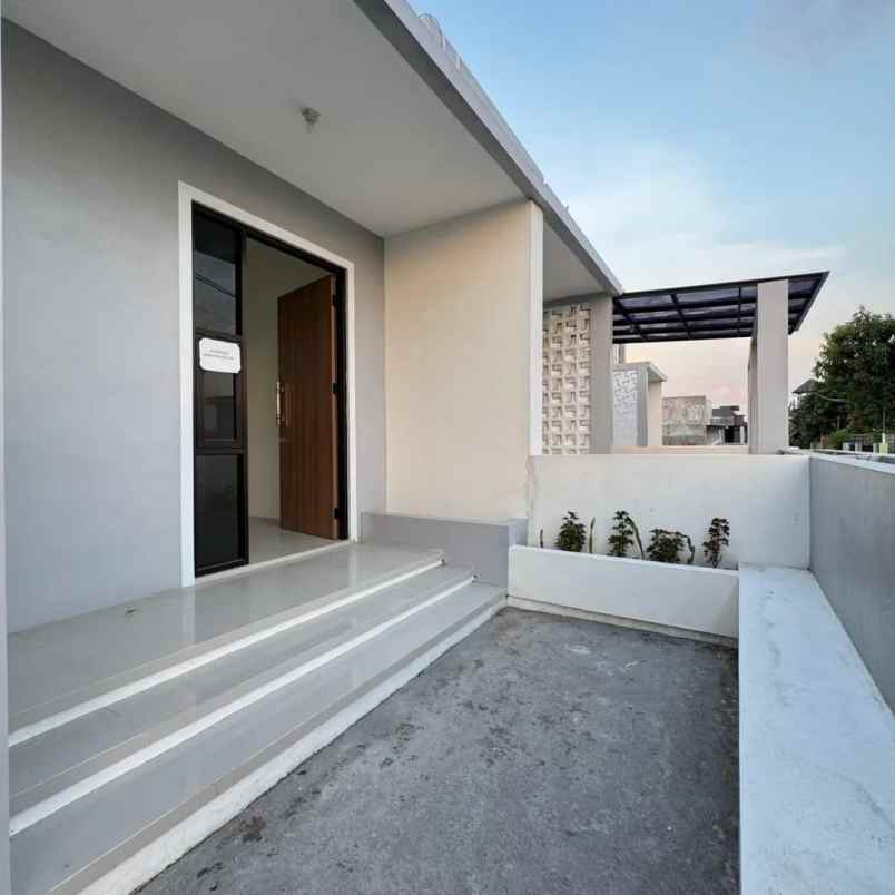 dijual rumah bandara adi sucipto