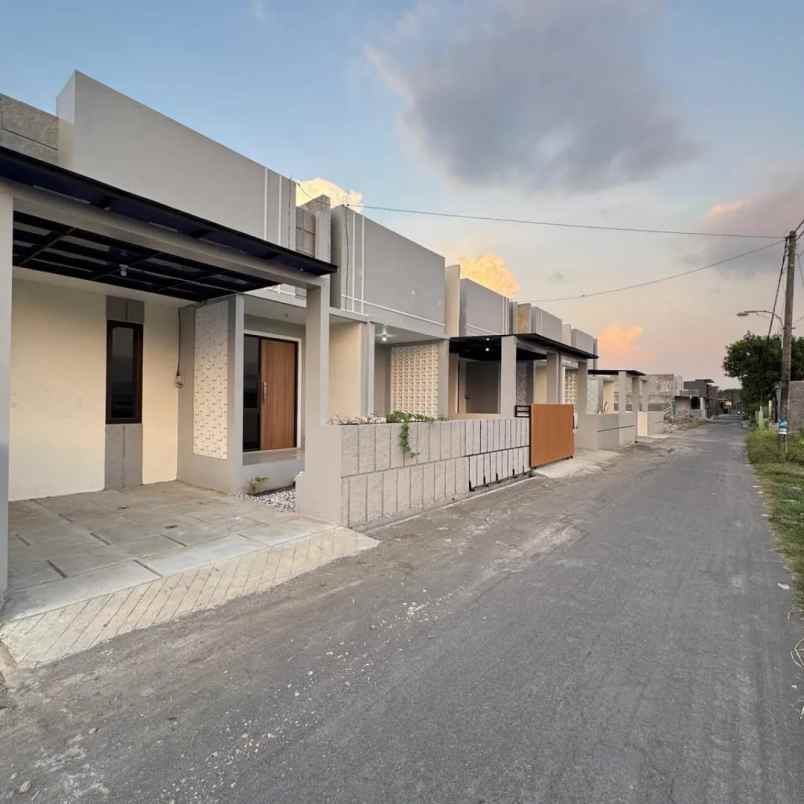 dijual rumah bandara adi sucipto