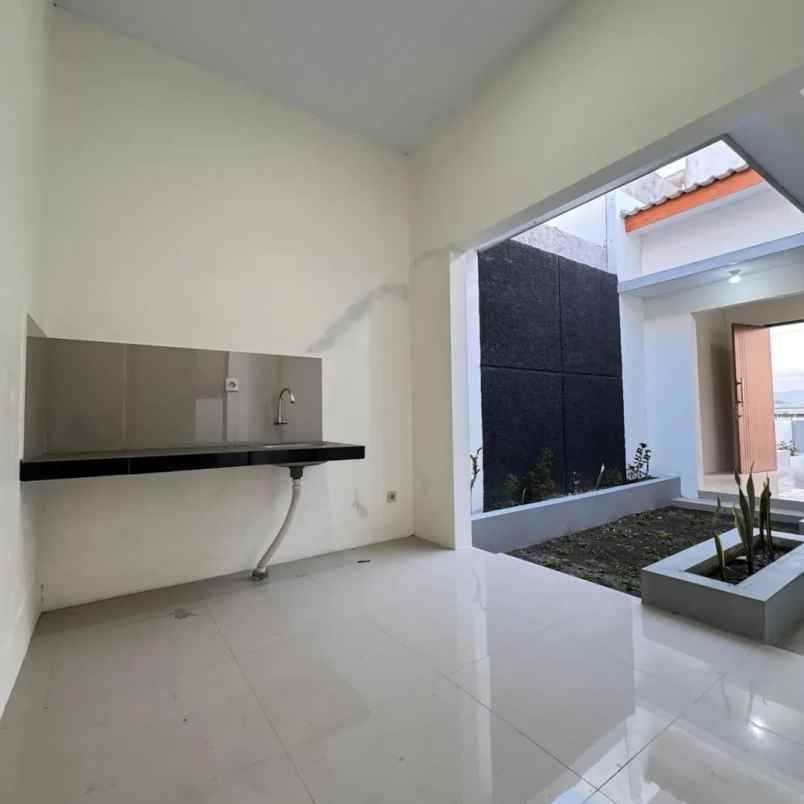 dijual rumah bandara adi sucipto