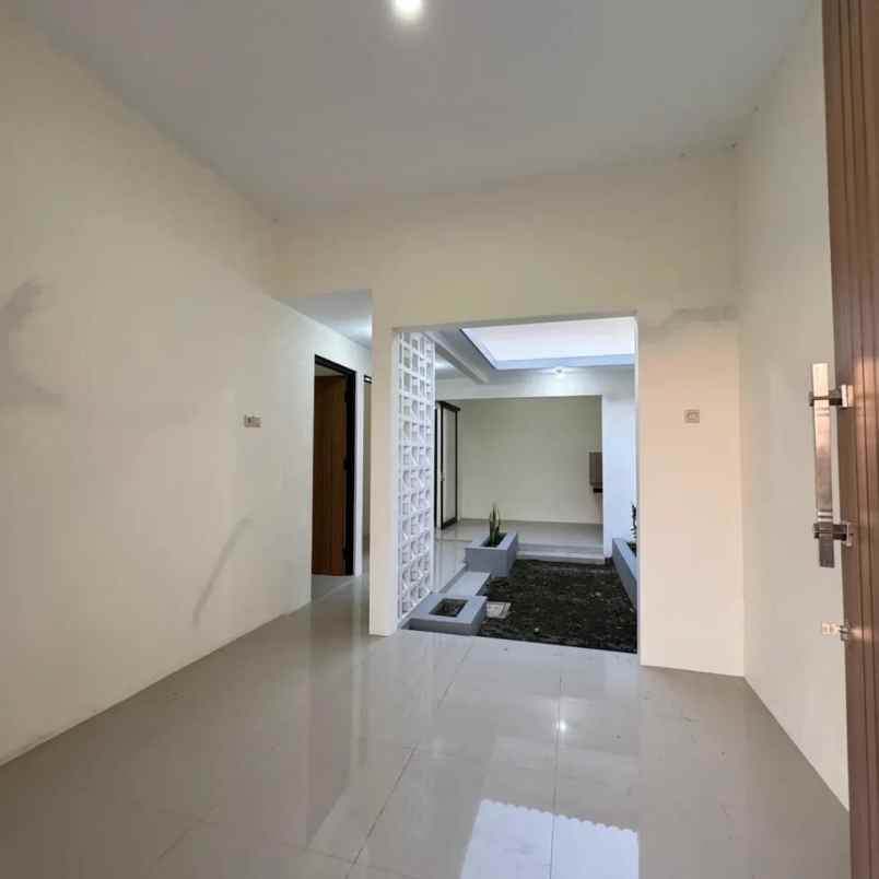 dijual rumah bandara adi sucipto