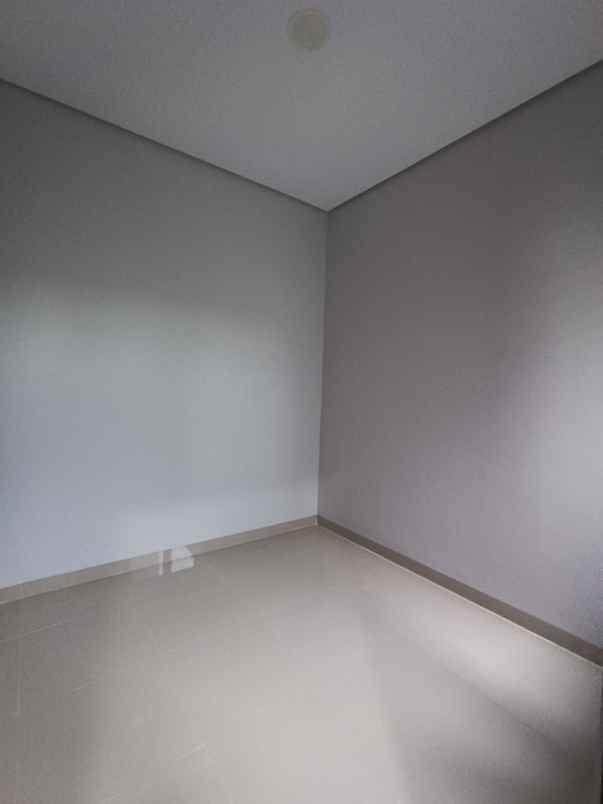 dijual rumah baru bebas banjir di parung serab ciledug