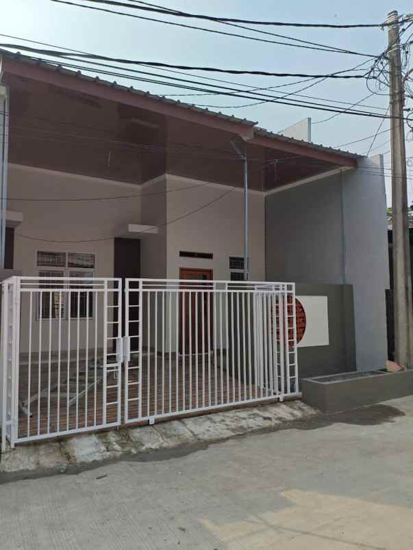 dijual rumah boulevard hijau kota