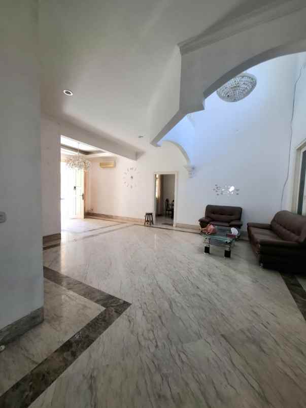 dijual rumah classic di legenda wisata cibubur