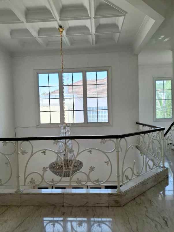 dijual rumah classic di legenda wisata cibubur