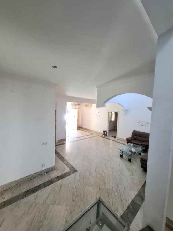 dijual rumah classic di legenda wisata cibubur