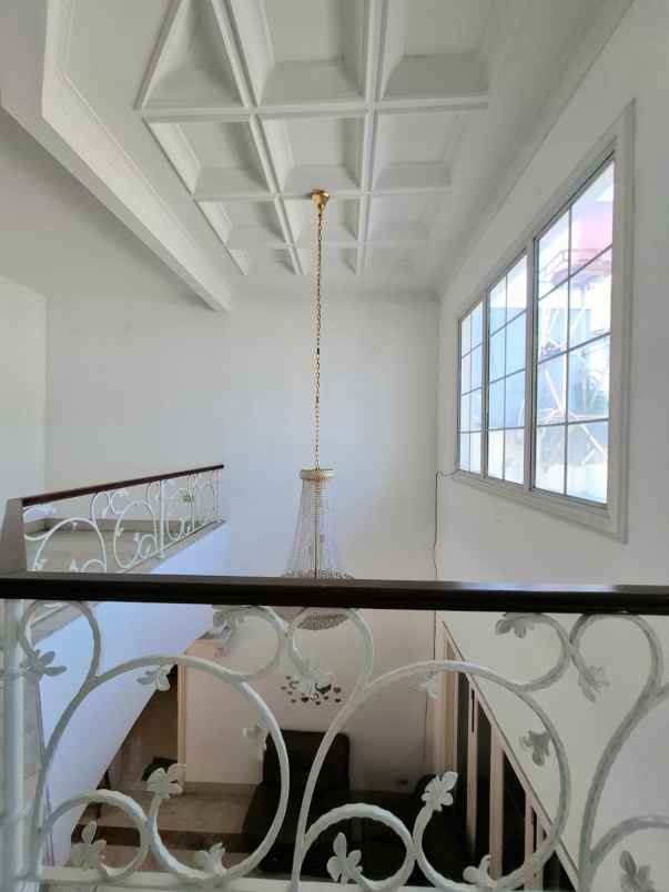 dijual rumah classic di legenda wisata cibubur