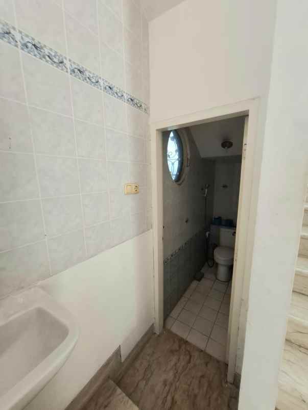 dijual rumah classic di legenda wisata cibubur