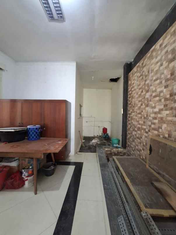 dijual rumah classic di legenda wisata cibubur