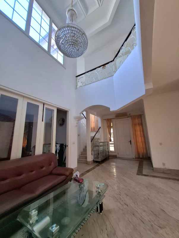 dijual rumah classic di legenda wisata cibubur