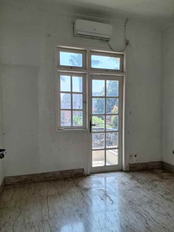 dijual rumah classic di legenda wisata cibubur