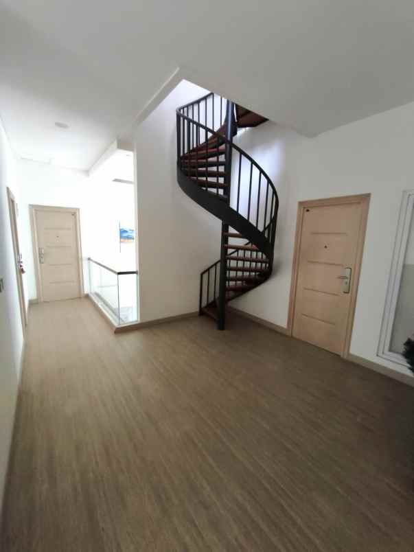 dijual rumah cluster lantana jgc