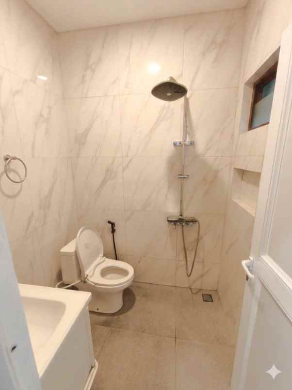 dijual rumah cluster lantana jgc