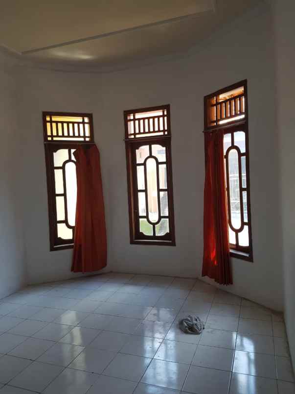 dijual rumah di perum rendole blok f