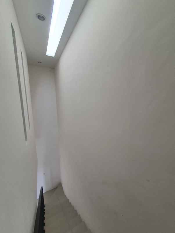 dijual rumah dian istana